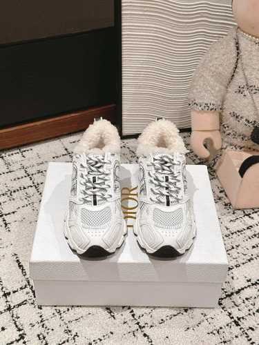 顶级品质 dior fw24 new arrival～ cd 2024 Chrono 毛毛运动鞋 看着一般，上脚贼好看绝绝子单品！ 每一个细节都是时髦焦点啊！关