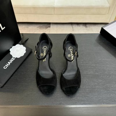 chane* ｜小香25Ss春夏新品 性感珍珠跟高跟凉鞋 很经典百搭的设计 无论什么场合都可以Hold住 任何身高都能驾驭的高度 且不失气场和魅力 特色在于鞋跟