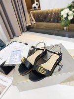 出厂价Pp： 元古驰 Gucci 精致的古铜色饰扣新款夏季一字凉鞋做工很棒让人放心皮质光泽有韧性。舒适走路超自在 。贴合大众实际需要推荐一款凉鞋 面料：头层牛皮