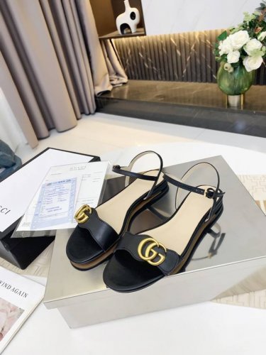 出厂价Pp： 元古驰 Gucci 精致的古铜色饰扣新款夏季一字凉鞋做工很棒让人放心皮质光泽有韧性。舒适走路超自在 。贴合大众实际需要推荐一款凉鞋 面料：头层牛皮