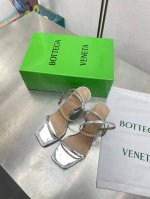 结绳跟 条带凉鞋 Bv Knot系列金属跟 银色 这款方头拖鞋简直Bv最新天花板啦 5彩色百搭 金属麻花跟 为了稳固耐穿特意采用特殊工艺 消除心理阴影 耐穿舒适