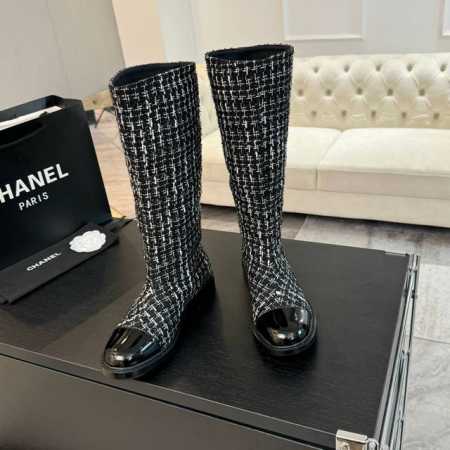出厂价 CHANEL｜小香秋冬经典款长靴 全网最好穿的一款靴子 脚感很舒适 皮质超级柔软 尤其颜色主打秋冬它的出现就是焦点， 秋冬衣橱中任意场合都适用百搭单品！ - 点击图像关闭