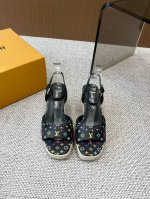 Lv 新品 New Arrival～Lv春夏厚底麻绳增高水台凉鞋 单宁色搭配的棕色皮质 也太出彩了 性感舒适 拉满了夏日美鞋能给的满分 情绪价值 凉鞋的造型也很