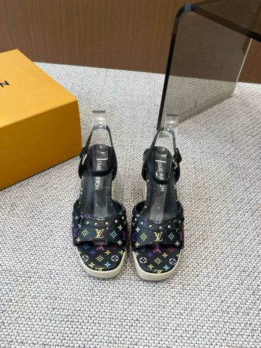 Lv 新品 New Arrival～Lv春夏厚底麻绳增高水台凉鞋 单宁色搭配的棕色皮质 也太出彩了 性感舒适 拉满了夏日美鞋能给的满分 情绪价值 凉鞋的造型也很