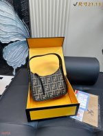 配折叠盒 芬迪 Fendessence 迷你 Hobo包经典老花可手提可做腋下包，日常又百搭，包身超级轻便容量却无限大噢，重量约等于O，实用也可爱，搭配小皮结拉