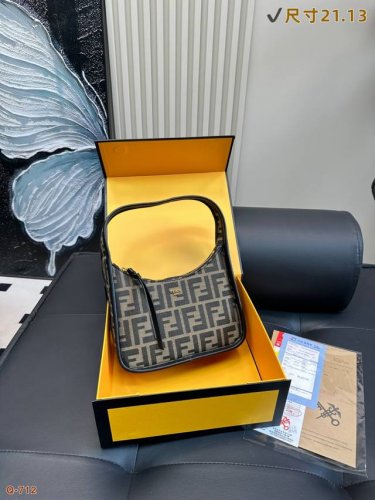 配折叠盒 芬迪 Fendessence 迷你 Hobo包经典老花可手提可做腋下包，日常又百搭，包身超级轻便容量却无限大噢，重量约等于O，实用也可爱，搭配小皮结拉