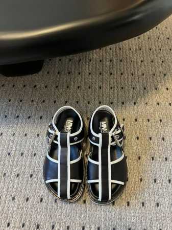 顶级版本400 #皮面 Maison Margiela 25Ss复古罗马凉鞋 新品猪笼鞋凉鞋很大方 搭配各种风格都可轻松驾驭 小短腿的福音 上身瞬间秒变大长腿 - 点击图像关闭