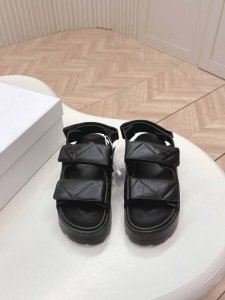Prada 普拉达2025春夏新款凉鞋 罗马厚底魔术贴凉鞋 拖鞋 最新走秀款，经典升级 舒适度与时髦度并存 每个颜色搭配都好看，设计搭配不同风格需求 鞋面：原版