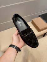 lv官方旗舰店爆款休闲商务百搭休闲豆豆鞋，原版一比一复刻，....那种沉稳内涵儒雅的品味....无法言喻的开启时尚鞋履的旅程Lv从容应对各种场合！大牌的气势不言