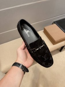 lv官方旗舰店爆款休闲商务百搭休闲豆豆鞋，原版一比一复刻，....那种沉稳内涵儒雅的品味....无法言喻的开启时尚鞋履的旅程Lv从容应对各种场合！大牌的气势不言
