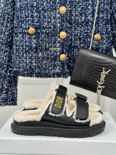 厂价 Dior 迪奥24S秋冬新品 毛拖毛鞋凉鞋系列 简约大气时髦 耐看不过时 是时尚圈永不退潮的经典所在 经典字母LOGO五金点缀 懒人百搭增高必备款！ 面料