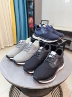 出厂价P Boss 高端系列运动男鞋，以经典的设计成为永不落幕的时尚宠儿，经典的休闲造型。鞋面采用牛皮鞋面 品牌Logo点缀 彰显品牌魅力；头层真皮里 品牌专用