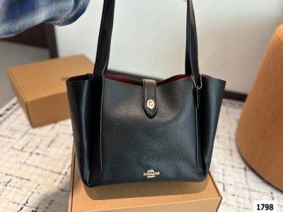 Coach 简约黑色流浪包Hadley哈德利 简约的松弛感 不挑年龄和穿搭 容量大 可腋下可斜挎 纯牛皮荔枝纹 深石灰色 太高级啦 比国内便宜太多啦