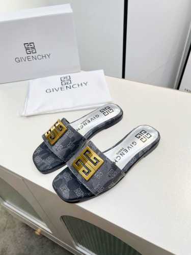 Givenchy 纪梵希露趾平底拖鞋出货了，带有品牌标志的金属饰扣与金属质感的银色皮垫搭配，高端大气上档次。鞋面头层牛皮，内里羊皮，35-40码。41-43码可