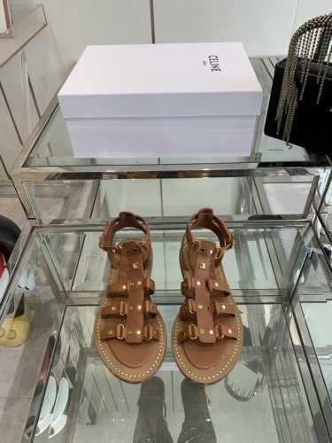 Celine 25Ss 新款凉鞋 这一季的赛琳又让我重新爱了它一次这季节美鞋太多 这款凉拖真是无敌好搭配 设计搭配经典的 Logo 作为点缀整体视觉特别耐看又好
