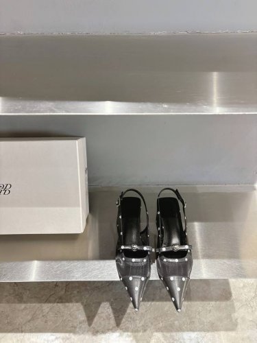 odtd爆款小金球网纱系列单鞋 简约轮廓设计 阐述自然与时髦的美妙融合 独特的光泽感以及球型金属装饰 与柔软的皮质形成独特设计 人手必备 鞋面定制网纱 意大利原