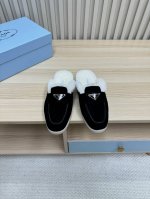 Prada 普拉达 男女款 24秋冬新款羊毛里 乐福鞋 羊毛领口上下呼应设计！勾勒出普拉达品牌logo 凸显高端大气 ！采用澳洲进口羊皮毛内里，冬季保暖效果超赞
