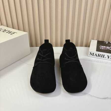 Loewe ss24 new arrival～ 罗意威秋冬新款系带羊毛雪地靴 大圆头笨笨的好可爱呀薄底轻盈舒适， 时髦好穿又保暖的靴子这个冬季岂能错过啊 原版定 - 点击图像关闭
