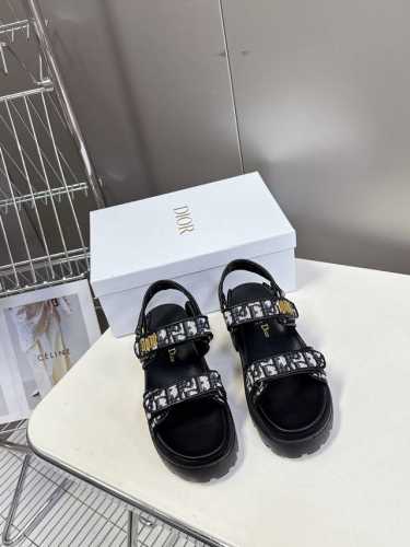 Dior迪奥春夏最新款魔术贴凉鞋、超多明星网红种草、经典的版型设计上迪奥Logo五金点缀、超好看超百搭、上脚非常柔软鞋面进口电绣，内里羊皮里、正品开模Tpu大底