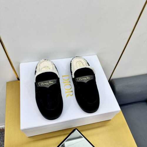 DIOR CHRONO 迪奥高版本24ss专柜新品. 原版购入. 原版开发1:1做货. 耀眼经典百，集优雅复古可爱于一身。 材质 面料：进口开边珠 内里：牛里