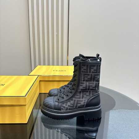 高版本出厂 Fendi 芬迪24秋冬系带马丁靴 短靴 骑士靴 原版购入开发 做货 爆款芬迪短靴 以开油珠小牛皮制作，风格经久不衰，系带系统稳固安全，可轻松搭配秋 - 点击图像关闭