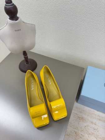 卷舌设计 方头单鞋 印胶 Logo 单鞋 Prada 方圆跟 4.5 Cm 简约设计 搭配三角标 Logo 的设计和简约的线条 很有格调 简单纯粹得色调 原版开 - 点击图像关闭