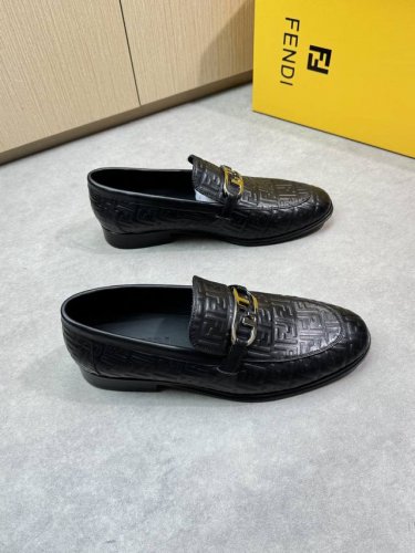 Fendi 芬迪 -高端品质 原单正装皮鞋 -鞋面：纳帕小牛皮、空压品牌图腾、金属扣件横担 -内里：水染牛皮 -大底： 超轻真皮 橡胶；组合成型真皮大底 -超高