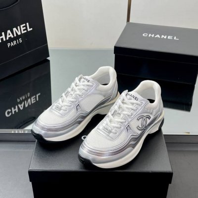 高版本 chane L 最新颜色New Arrival 小香 春夏最新颜色 运动鞋 专柜卖不到系列 太火了全网都在求 复古风满满的质感感脚后跟的Chan*El粗