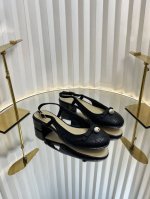 迪奥 Dior 2025春夏高定系列新款 Ballet 标志性电绣藤格纹低跟芭蕾舞女鞋 CD字母logo珍珠扣粗跟蝴蝶结凉鞋材质：进口金属羊皮 环保藤格纹粗花呢