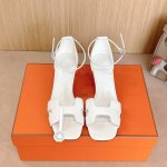 4Cm组图 空面出厂价p Hermes 爱马仕 Joy 45高跟凉鞋 时尚又百搭 搭配H鞋头 超级舒服 每个细节都做到极致 搭配同色调标志性纯鞋扣 设计简约流畅