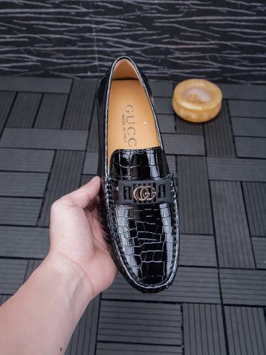 实价 ， Gucci 古奇 高版本～懒人鞋 休闲豆豆款 男士四季潮鞋，专柜同步发售，意大利进口原版品牌精选头层柔软牛皮。头层羊皮内里 拒绝脱色磨脚 原版底，由意
