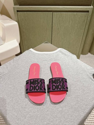 迪奥 Miss Dior系列平底拖鞋 字母刺绣Logo拼色一字拖鞋 1 专柜同步最新配色夏季胶囊系列立体刺绣度假字母拖升级版 美爆的全新系列 暴走利器原Ban开