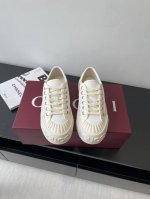 Gucci 25Ss新款Gg帆布鞋 休闲鞋 这款运动鞋 以标志性Gg帆布匠心打造 将典藏设计与现代美学巧妙糅于一体 大胆前卫的廓形配以 Gucci 印花压纹橡胶