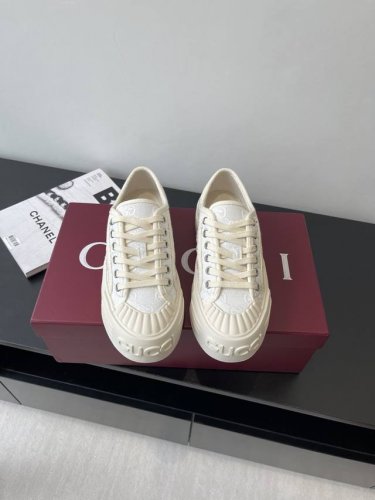 Gucci 25Ss新款Gg帆布鞋 休闲鞋 这款运动鞋 以标志性Gg帆布匠心打造 将典藏设计与现代美学巧妙糅于一体 大胆前卫的廓形配以 Gucci 印花压纹橡胶
