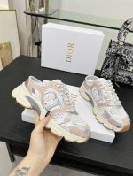 这款 Dior Chrono 运动半拖鞋是二零二四秋季新品，以 Dior 的高订风格重新演绎跑步鞋。白色网眼织物搭配裸色和银色调层压皮革效果镶片，两侧的 Cd