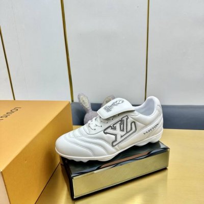出厂价pp 2025年新款Lv情侣同款球鞋，穿上就是时髦精 这款 Footprint Soccer 运动鞋于2025春夏系列时装展中亮相，是pharrell W