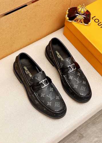 商品商标：Louis Vuitton 路易威登 休闲皮鞋 正码码数: 38-44 45订制 商品材料：精选 进口头层老花小牛皮鞋面+奢华五金扣，进口头层牛皮内里