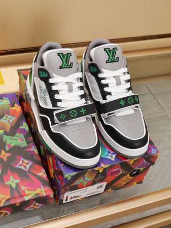 Lv Trainer系列 独家实拍专柜同步上线纯原版本 1:1原鞋鞋开发，上脚非常舒适 做工精细 鞋面由意大利进口小牛皮拼接，侧边饰有品牌logo标志及签名，垫 - 点击图像关闭