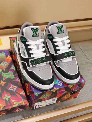 Lv Trainer系列 独家实拍专柜同步上线纯原版本 1:1原鞋鞋开发，上脚非常舒适 做工精细 鞋面由意大利进口小牛皮拼接，侧边饰有品牌logo标志及签名，垫
