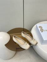 顶级原单 配飞机盒 dior 迪奥 新品芭蕾舞鞋Cd珍珠扣平底鞋 新品珍珠菱格纹芭蕾舞 芭蕾鞋经典的蝴蝶结上加了Cd细节的珍珠设计精致 必备款舒适感真的极极好