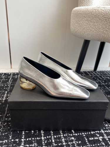 代购级 JIL sander 小众潮牌 24春夏超现代主义水晶透明跟 方头系列单鞋 凉鞋！这款现代风格凉鞋醒目吸睛，微风轻轻吹过，脚下的每一步都应该轻盈而自在。