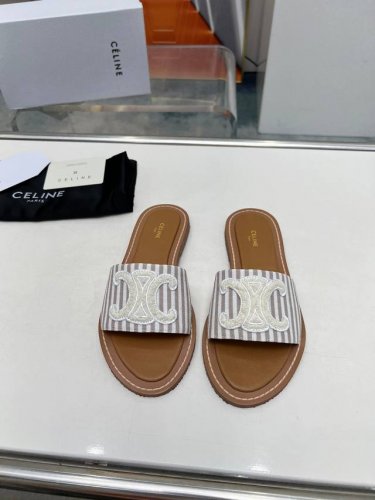 杏色条纹 出厂价p Celine paris 拖鞋！ 这一季的赛琳又让我重新爱了它一次这季节美鞋太多 这款凉拖真是无敌好搭配！设计搭配经典的 Logo 作为点缀