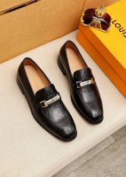 商品商标 Louis Vuitton 路易威登 休闲皮鞋 正码码数: 38-44 45.46.47订制 商品材料 精选 进口头层小牛皮圧花鞋面+奢华五金扣 进口