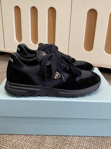 prada 普拉达 2025Ss新款 三角标德训鞋滑板鞋休闲运动鞋 顶级版本原版购入开发做货 这款普拉达运动鞋时尚简洁 展现出极简风格和运动个性的充分融合 搭配