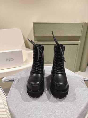 情侣款 男码20 雪地靴 亚历山麦昆厚底雪地靴 情侣款终极版本 随意PK柜货 麦昆这鞋款一出来就爆了 要知道麦昆出这多款式 第一次出比人还大的超酷雪地靴 可见又