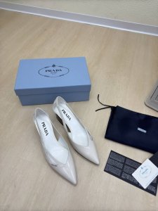 经典单鞋系列 Prada 简约设计 搭配三角标 Logo 的设计和简约的线条 很有格调 简单纯粹得色调 原版开模 舒适炸街 白色 小牛开边珠Logo 擦色工艺