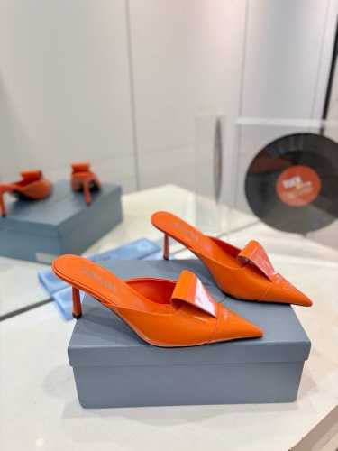 工厂价 Prada 普拉达 2024 专柜走秀款尖头凉鞋 对折舌 高跟 早春走秀款！ 鞋面：高定制开边珠面料 内里：进口水染羊皮 大底：原版意大利真皮大底 跟高