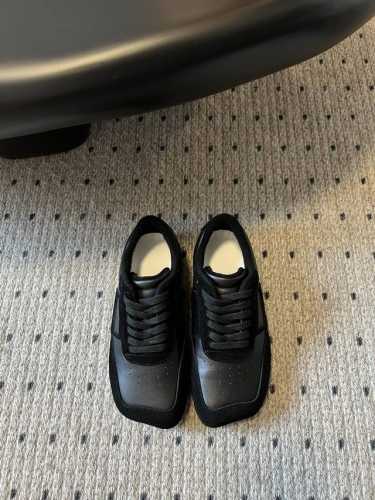 顶级版本 Maison Margiela MM6早春苹果头运动鞋 采用的是小牛皮和牛京的混搭让这款鞋看起来非常的随性 当然最重要的是超舒服的脚感毛巾布的内里又舒