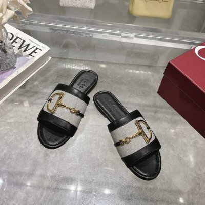 8023-1 黑布 35-43 这款女士凉拖搭配饰经典马衔扣细节金色调配件，尽显别样魅力。采用精致皮革打造，设计融合传统灵感与现代百搭风格，优雅点缀暖季造型。