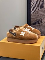 顶级版本 louis vuott on fw24 new arrival～ 1v 24秋冬厚底勃肯毛拖新品 皮毛一体材质，样子可爱极了，看着就很暖 鞋底增高，太